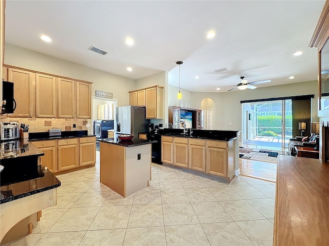 kitchen featuring visible vents, light brown cabinetry, a ceiling fan, a peninsula, and stainless steel fridge with ice dispenser