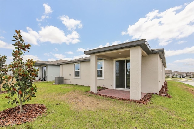 800 Griffon Ave, Lake Alfred, FL 33850 - back of house with stucco siding, cooling unit, a lawn, and a patio area