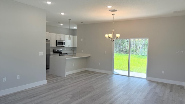 15369 SW 60th Cir, Ocala, FL 34473 - kitchen featuring stainless steel appliances, light wood-type flooring, white cabinetry, baseboards, and recessed lighting