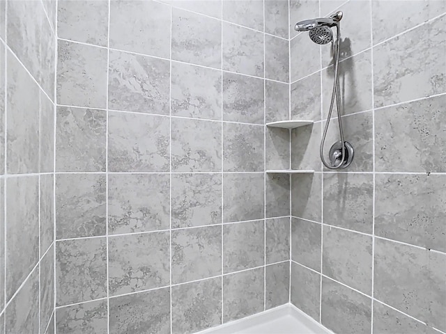 full bathroom featuring a tile shower