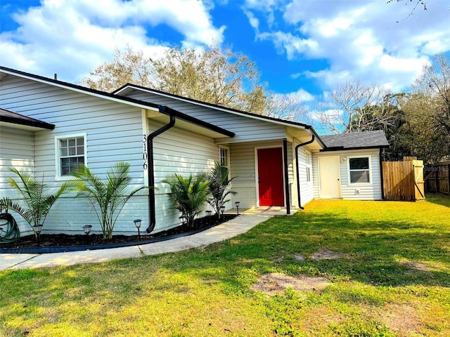 view of front of home featuring a front yard and fence