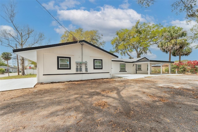 view of front facade with a carport