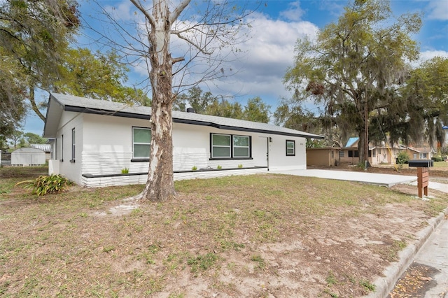 single story home featuring a front lawn