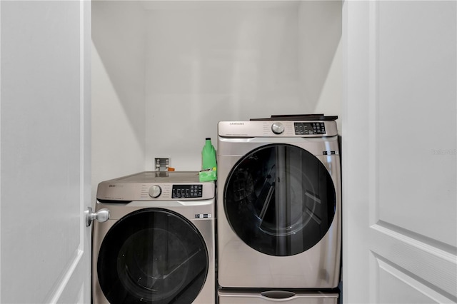 washroom with laundry area and washer and clothes dryer