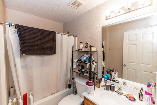 full bath featuring visible vents, shower / bath combo, a textured ceiling, toilet, and a textured wall