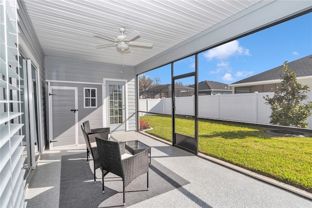 sunroom / solarium featuring a ceiling fan