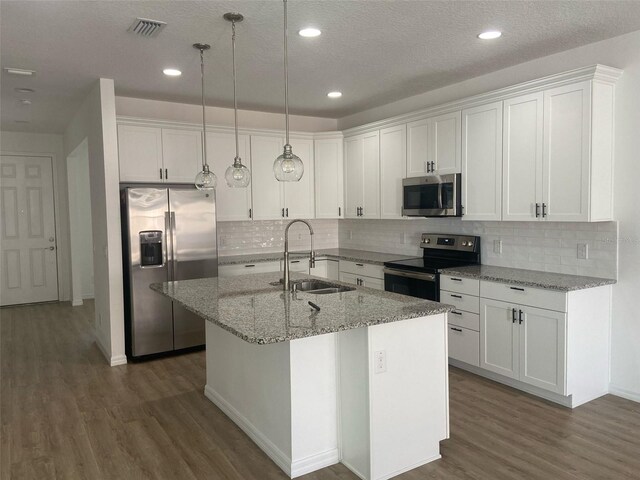 kitchen with visible vents, a sink, stainless steel appliances, dark wood-type flooring, and white cabinetry