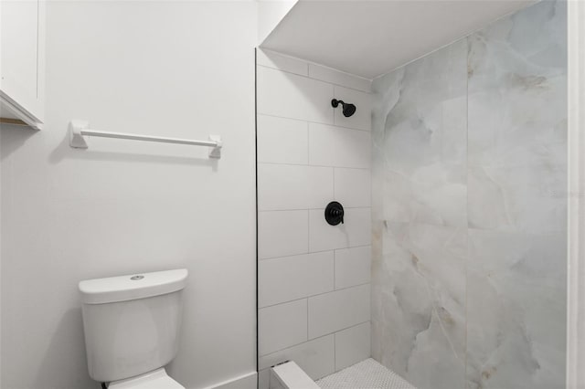 full bath with toilet and tiled shower