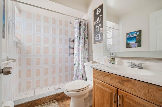 full bathroom featuring a shower with shower curtain, toilet, and vanity