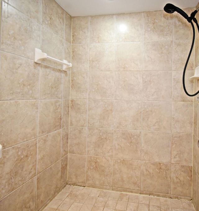 full bathroom featuring a tile shower