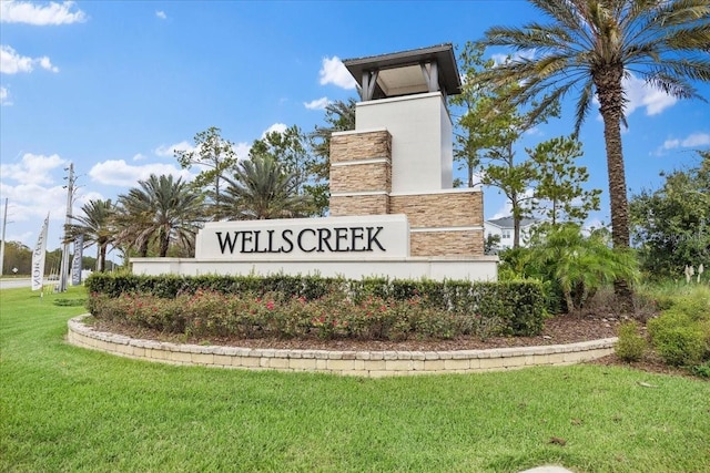 community sign featuring a yard