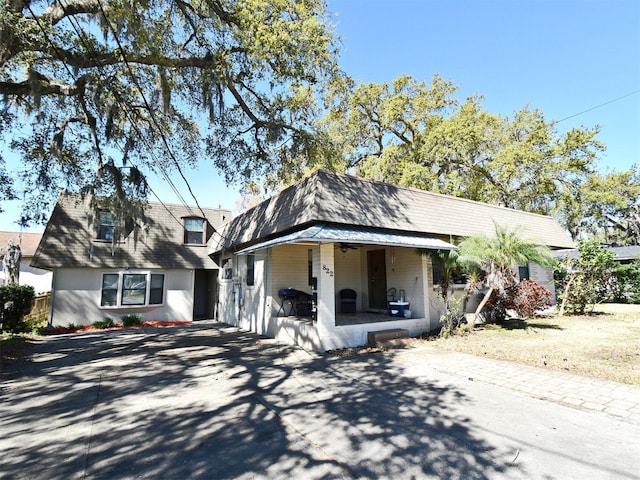 view of front of property featuring covered porch and driveway