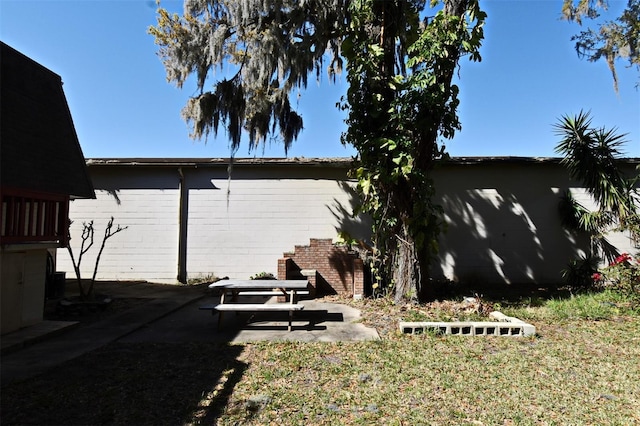 view of yard featuring a patio area