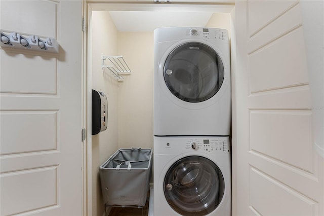 laundry room with laundry area and stacked washer and clothes dryer