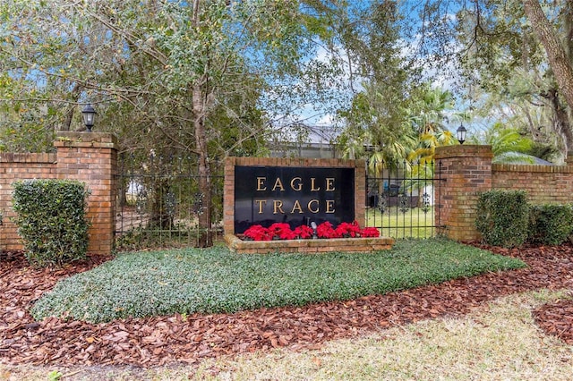 community / neighborhood sign featuring fence