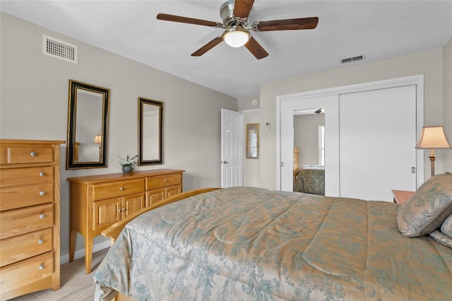 bedroom featuring a ceiling fan, visible vents, and a closet