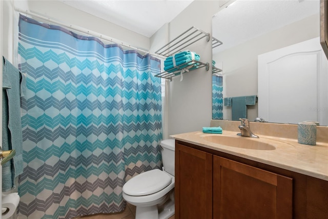 full bath featuring vanity, toilet, and a shower with curtain