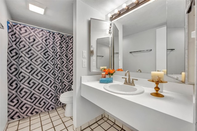 full bathroom featuring curtained shower, toilet, and vanity