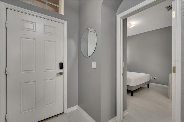 entryway featuring visible vents and baseboards