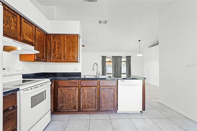 kitchen with visible vents, under cabinet range hood, a peninsula, white appliances, and a sink