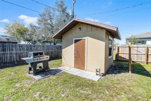 view of outdoor structure with an outdoor structure and a fenced backyard