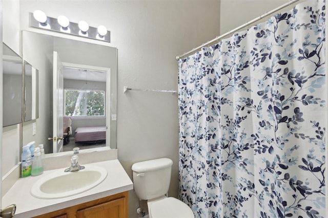 ensuite bathroom with a shower with curtain, toilet, ensuite bath, and vanity