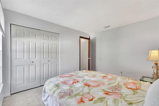 bedroom featuring visible vents, a closet, and a textured ceiling