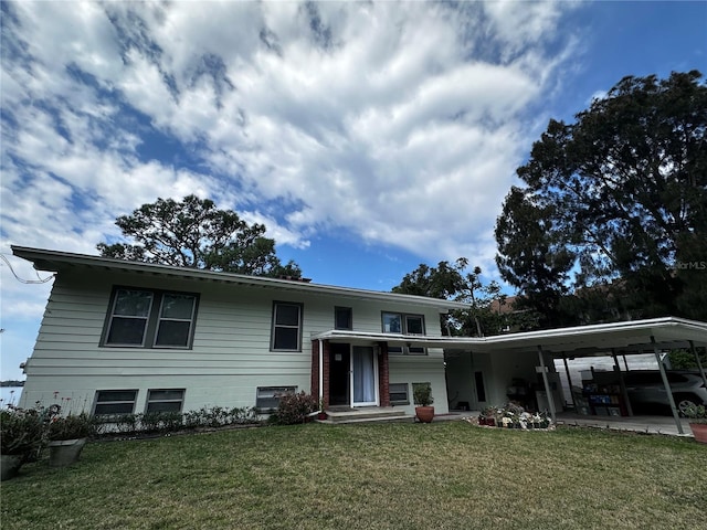 back of house featuring a lawn