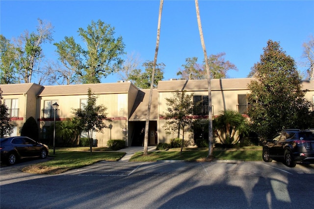 view of front facade with stucco siding