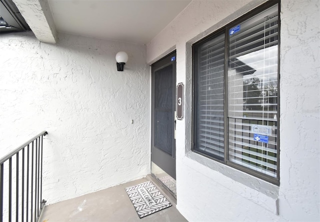 view of exterior entry with stucco siding