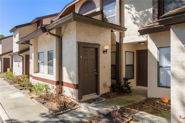 entrance to property with stucco siding