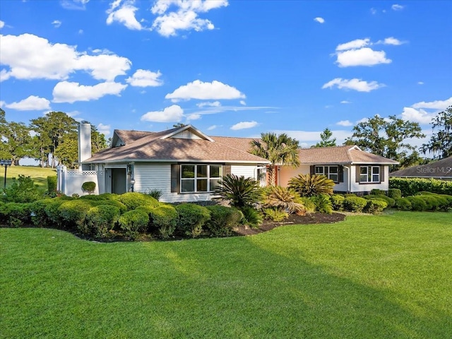 view of front of home featuring a front yard and fence