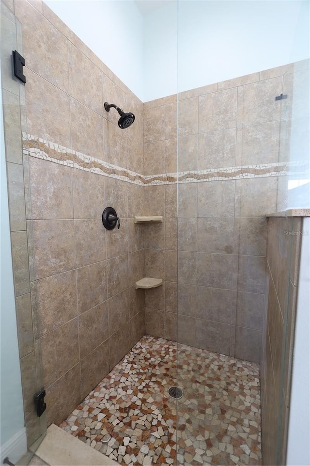 bathroom featuring tiled shower