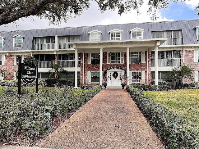 view of front facade featuring brick siding