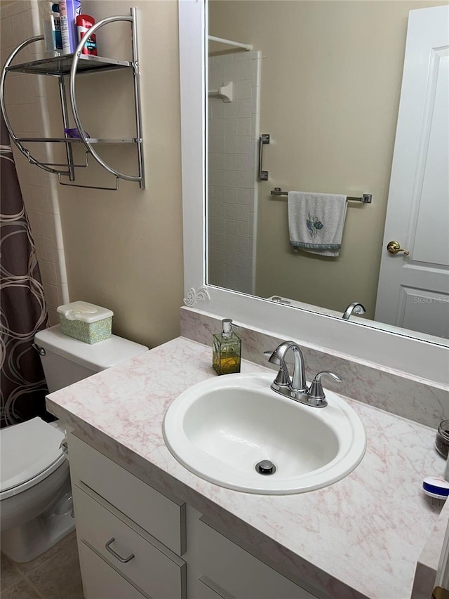 full bath with a shower with shower curtain, toilet, and vanity