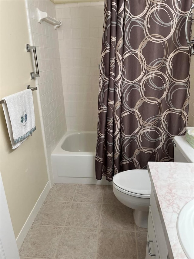 full bath featuring tile patterned flooring, toilet, vanity, shower / bath combo with shower curtain, and baseboards