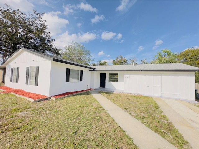 ranch-style home featuring a front lawn