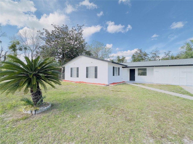 view of front of house featuring stucco siding and a front lawn