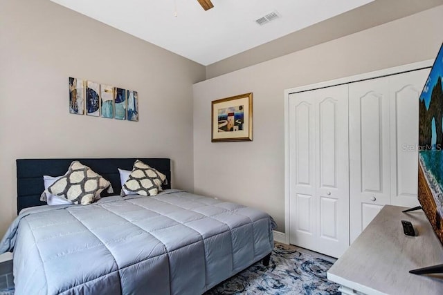 bedroom featuring a ceiling fan, visible vents, and a closet