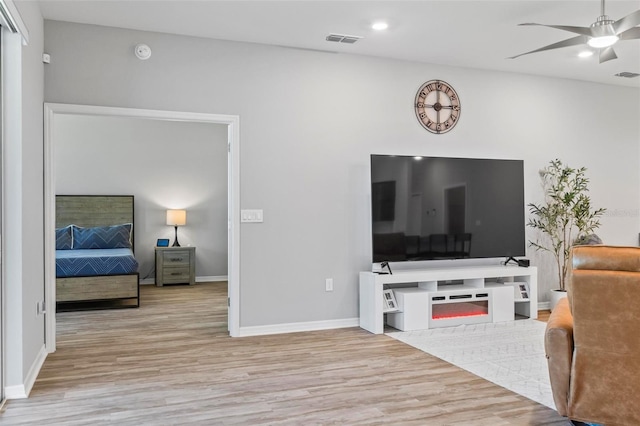 149 St Thomas Dr, Mulberry, FL 33860 - living area featuring wood finished floors, a ceiling fan, and recessed lighting