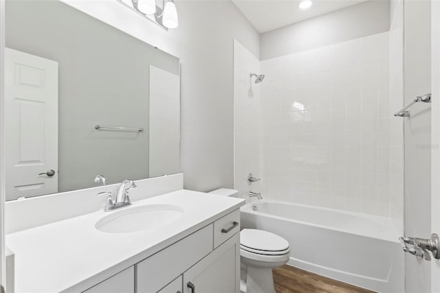 149 St Thomas Dr, Mulberry, FL 33860 - full bath featuring wood finished floors, vanity, and washtub / shower combination
