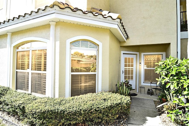 property entrance featuring stucco siding