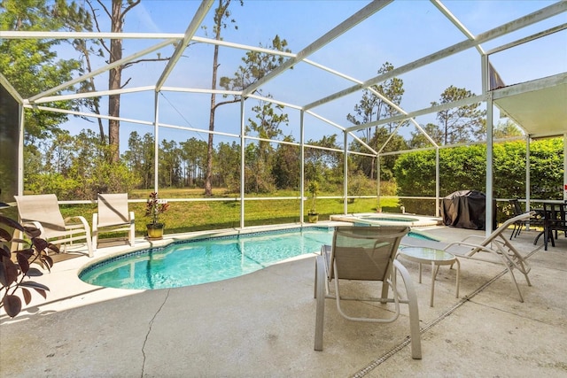 229 Troon Cir, Davenport, FL 33897 - swimming pool with an in-ground hot tub, a patio, and glass enclosure