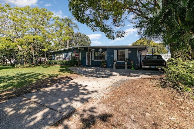 view of front of house featuring a front lawn and driveway