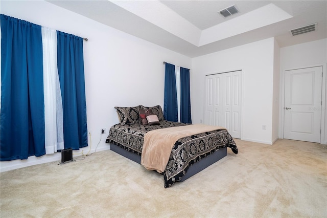 bedroom featuring visible vents, carpet floors, baseboards, and a closet