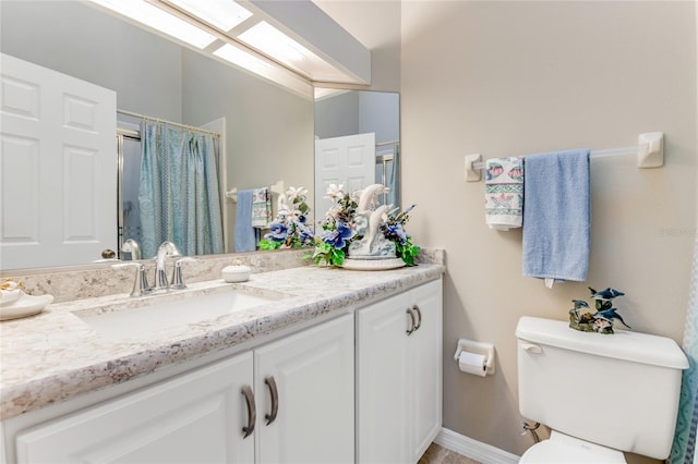 full bathroom featuring a shower with curtain, baseboards, toilet, and vanity