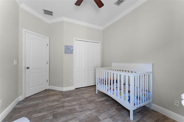 bedroom featuring crown molding, baseboards, visible vents, and a closet