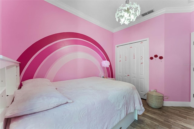 bedroom with visible vents, crown molding, baseboards, a chandelier, and wood finished floors