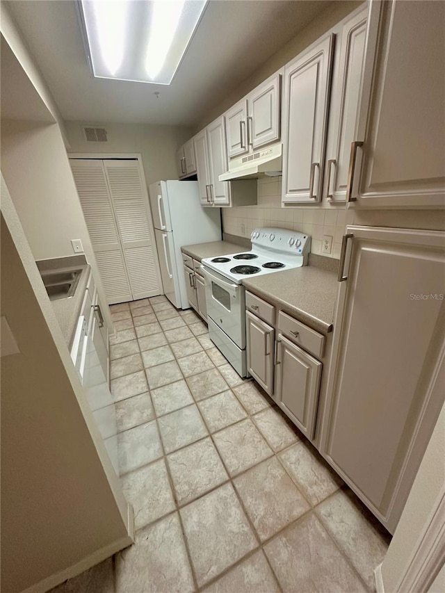 413 Summit Ridge Pl Unit 115, Longwood, FL 32779 - kitchen with white appliances, under cabinet range hood, decorative backsplash, and light countertops