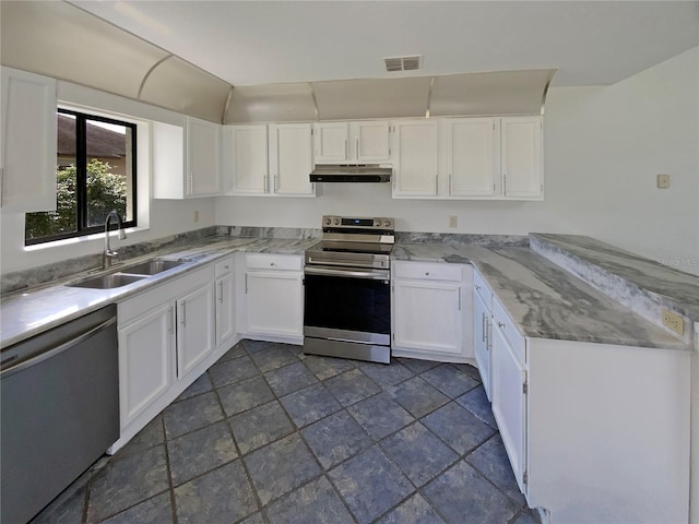 kitchen featuring visible vents, under cabinet range hood, stainless steel appliances, white cabinetry, and a sink